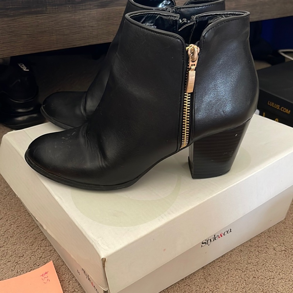 Style and co leather bootie with gold zipper size 8. Fits 7-8